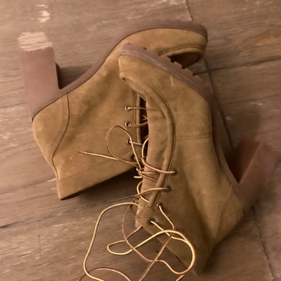 Boots - Picture 7 of 9